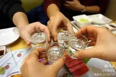 惠風(fēng)和暢，共享茅臺(tái)鎮(zhèn)京華放心酒莊古法固態(tài)純糧發(fā)酵釀造的金獎(jiǎng)酒