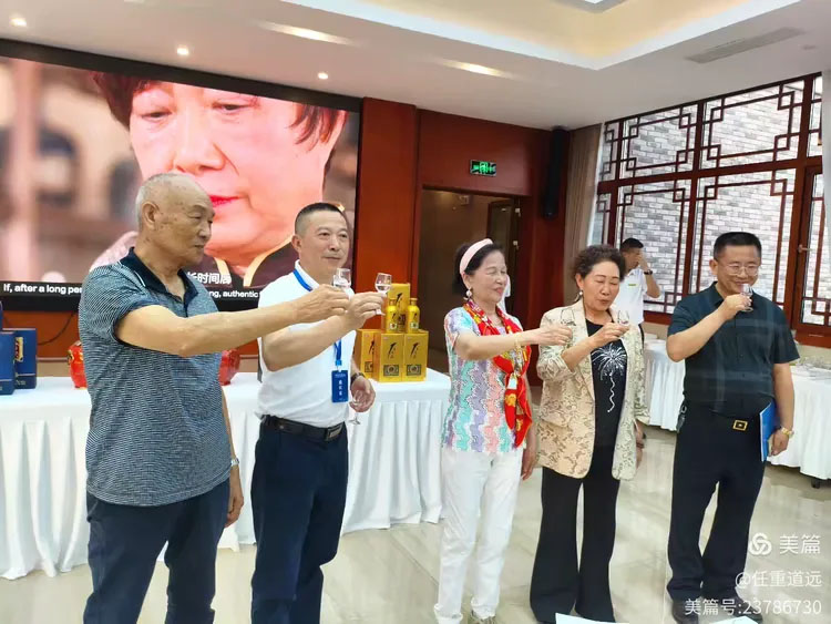 海外僑胞（潮商）貴州行參訪團走進茅臺鎮(zhèn)京華酒業(yè) 共品醬香美酒 共話桑梓情深 共謀發(fā)展意愿